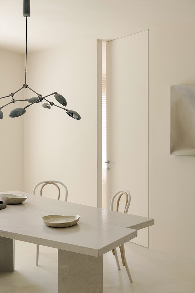 Монохромная палитра и авторские предметы в интерьере квартиры в Минске — проект Влада Кудина