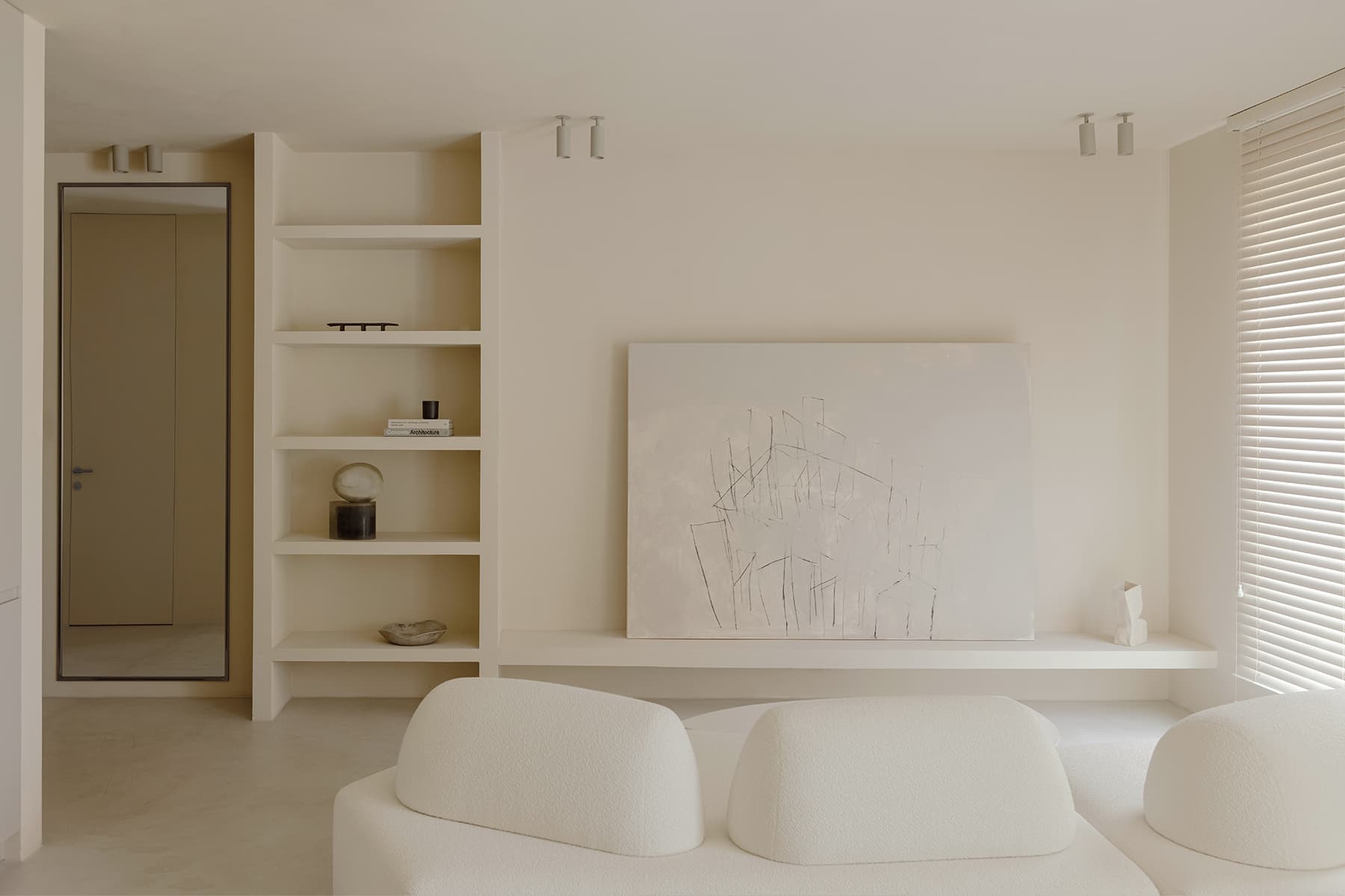 Монохромная палитра и авторские предметы в интерьере квартиры в Минске — проект Влада Кудина