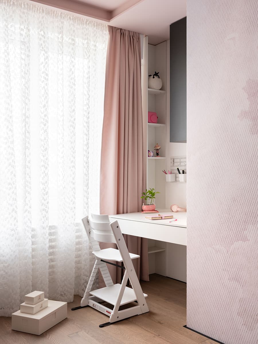 Обволакивающе-темный интерьер квартиры с двумя детскими спальнями — проект Юлии Комиссаровой