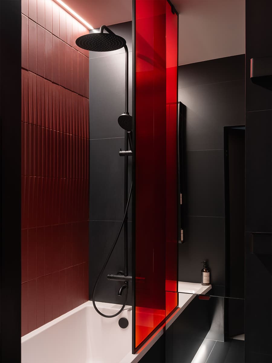 Обволакивающе-темный интерьер квартиры с двумя детскими спальнями — проект Юлии Комиссаровой