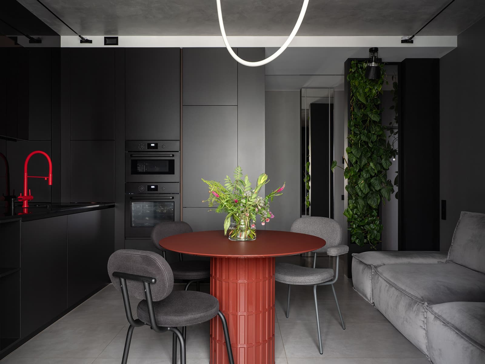 Обволакивающе-темный интерьер квартиры с двумя детскими спальнями — проект Юлии Комиссаровой