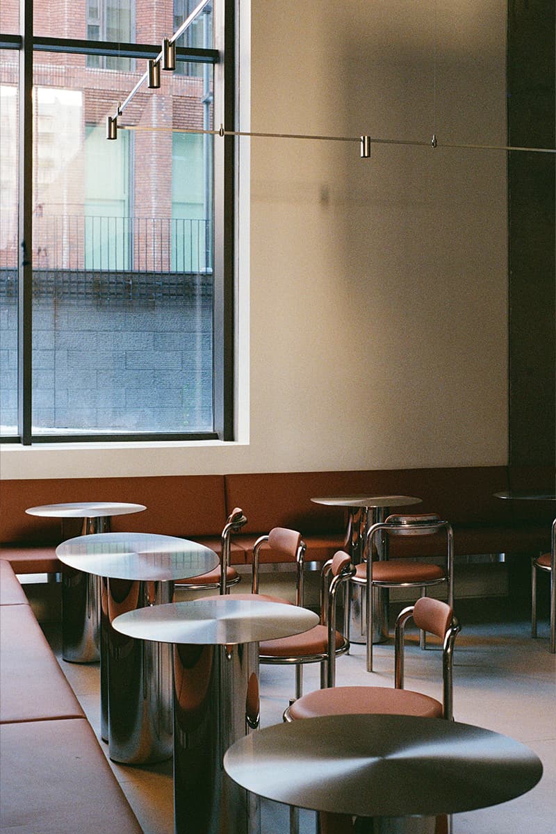 Выразительные фактуры и высокие потолки в интерьере кафе — проект студии Edxxkat