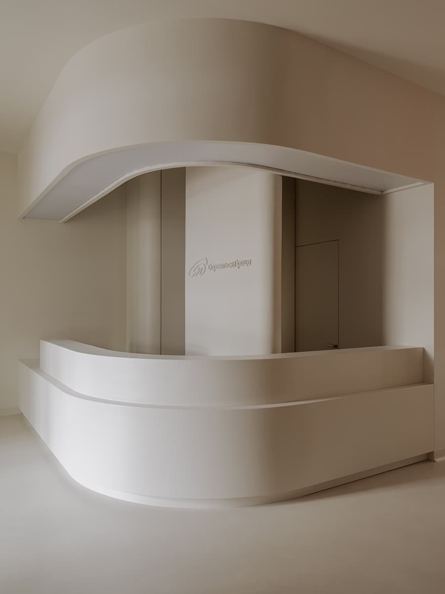 Визуальный покой и нейтральная палитра в интерьере клиники — проект Александры Бурмистровой