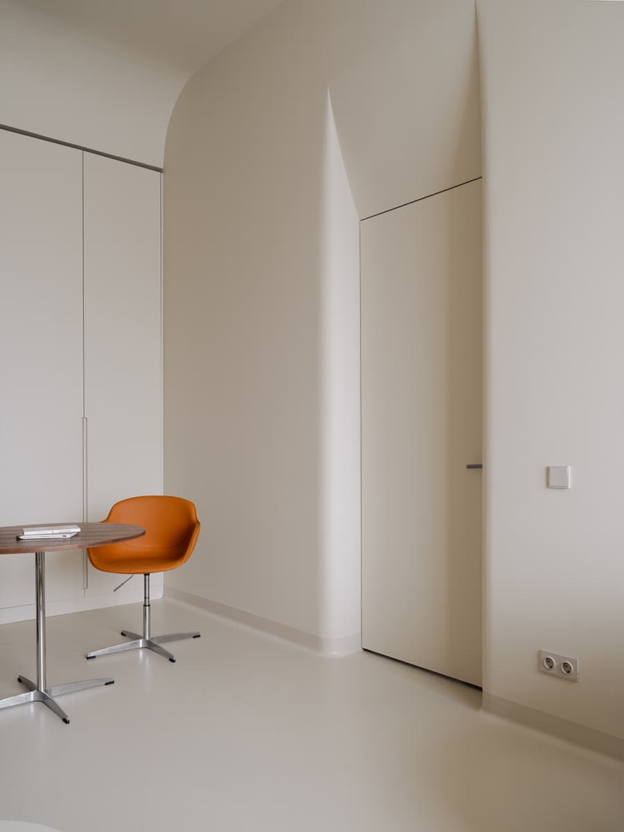 Визуальный покой и нейтральная палитра в интерьере клиники — проект Александры Бурмистровой