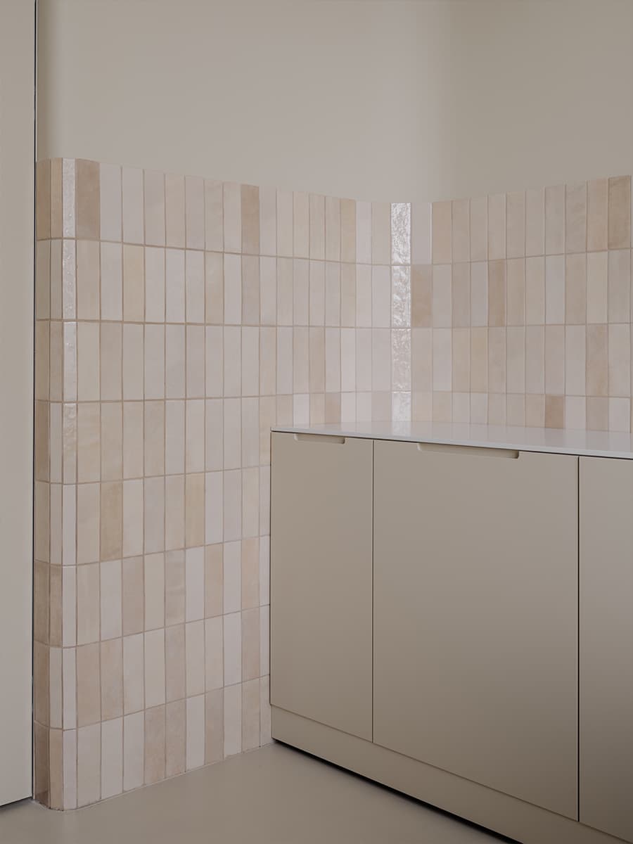 Визуальный покой и нейтральная палитра в интерьере клиники — проект Александры Бурмистровой