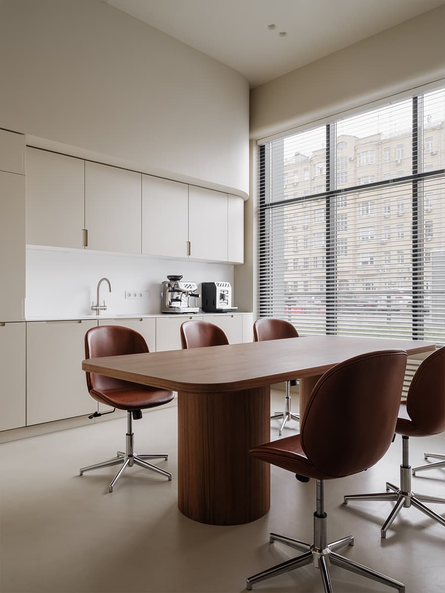 Визуальный покой и нейтральная палитра в интерьере клиники — проект Александры Бурмистровой