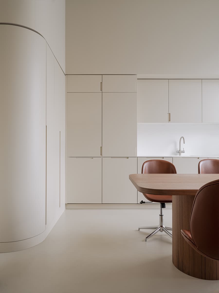 Визуальный покой и нейтральная палитра в интерьере клиники — проект Александры Бурмистровой