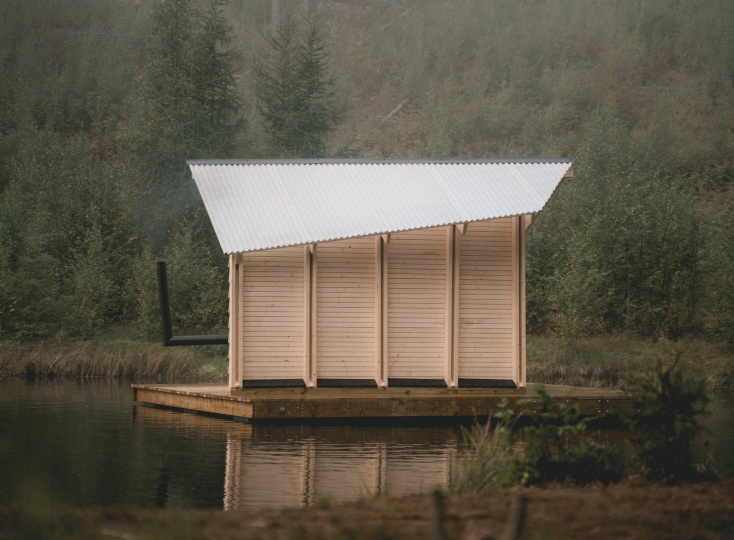 Rabagast Studio построила плавучую сауну в Норвегии