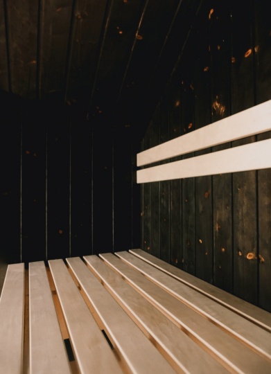 Rabagast Studio построила плавучую сауну в Норвегии