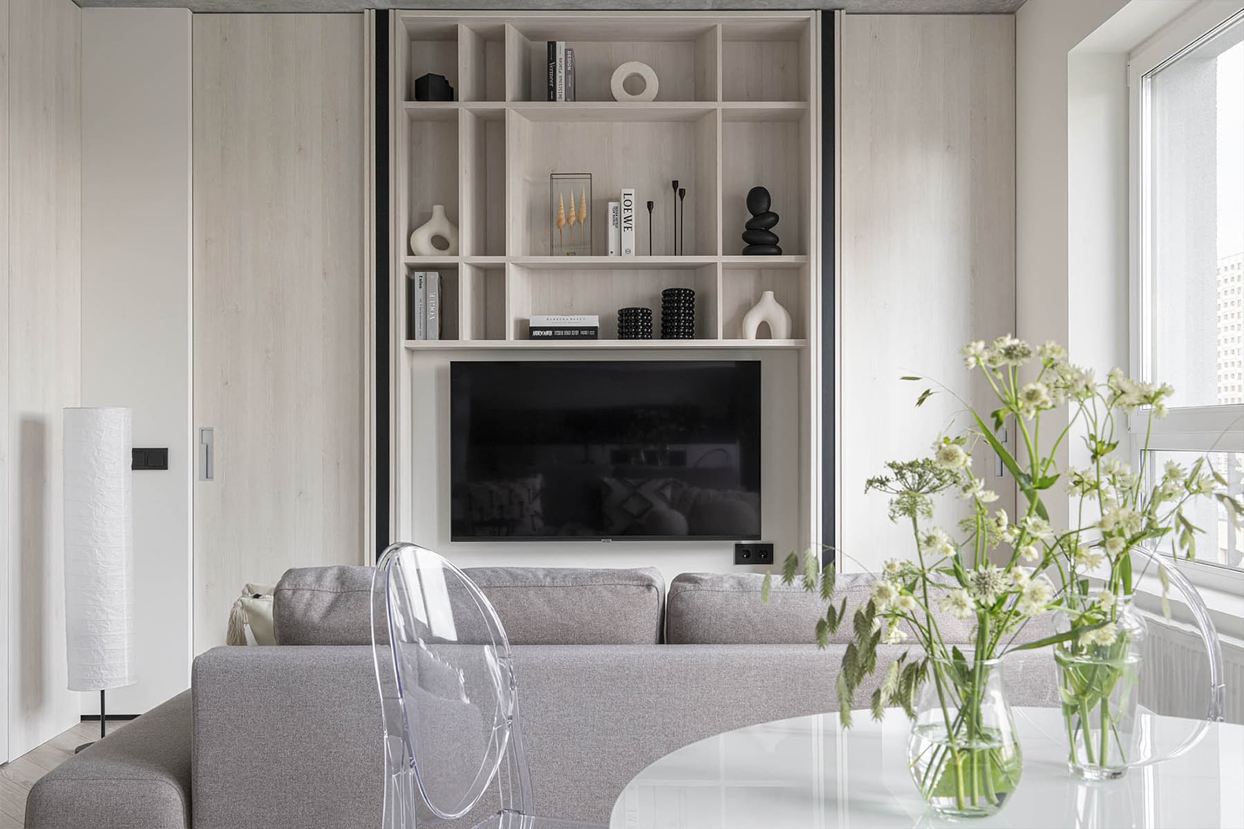 Шкаф-трансформер и стеклоблоки в интерьере инвестиционной квартиры — проект Елены Потемкиной