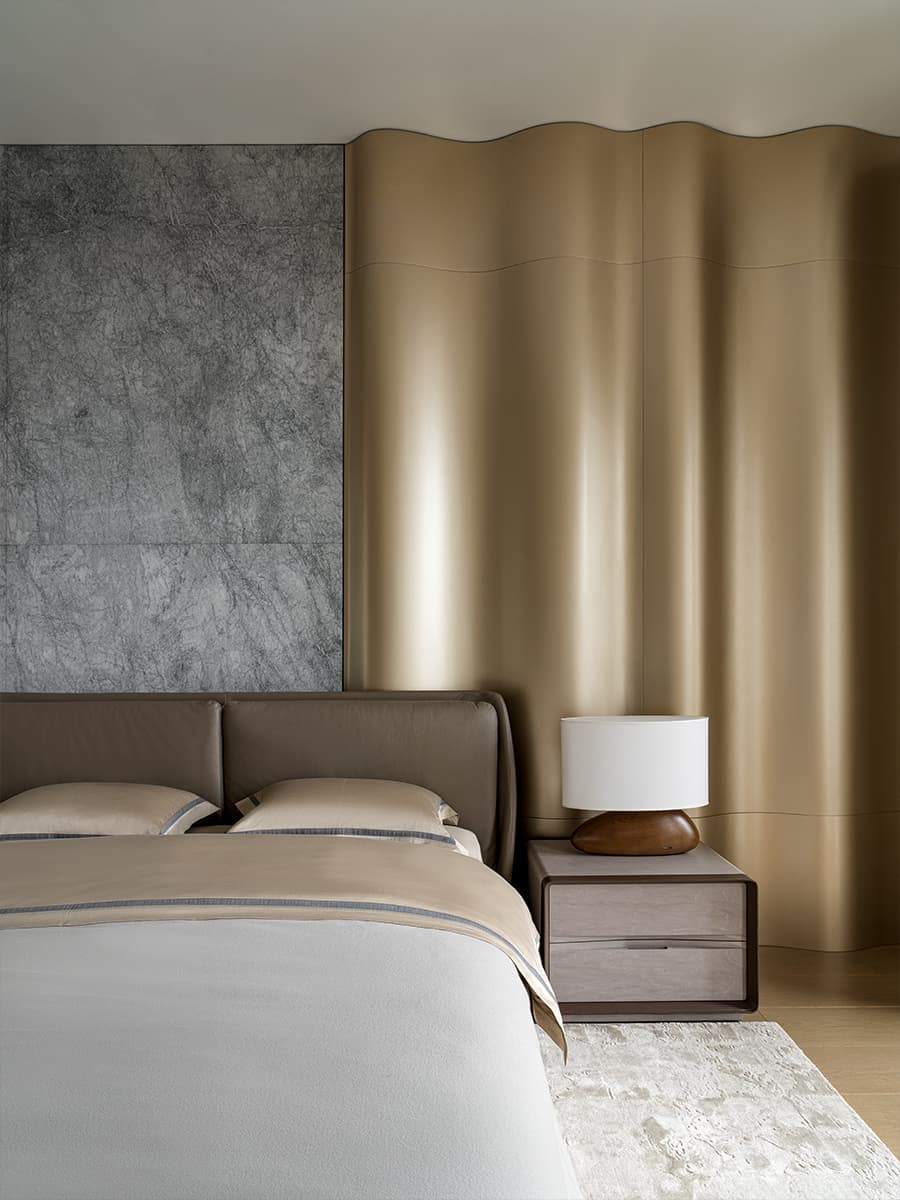 «Тихая роскошь» и декоративные порталы из камня в парадном интерьере квартиры — проект студии VFORM