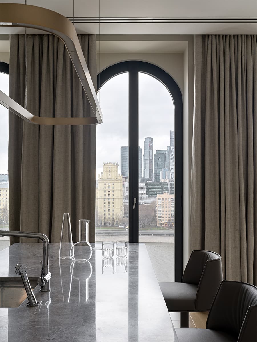 «Тихая роскошь» и декоративные порталы из камня в парадном интерьере квартиры — проект студии VFORM