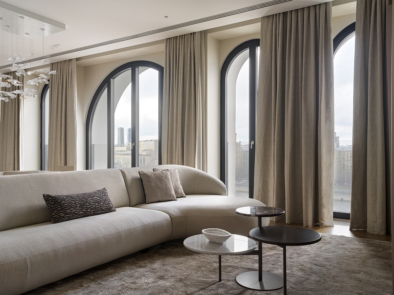 «Тихая роскошь» и декоративные порталы из камня в парадном интерьере квартиры — проект студии VFORM