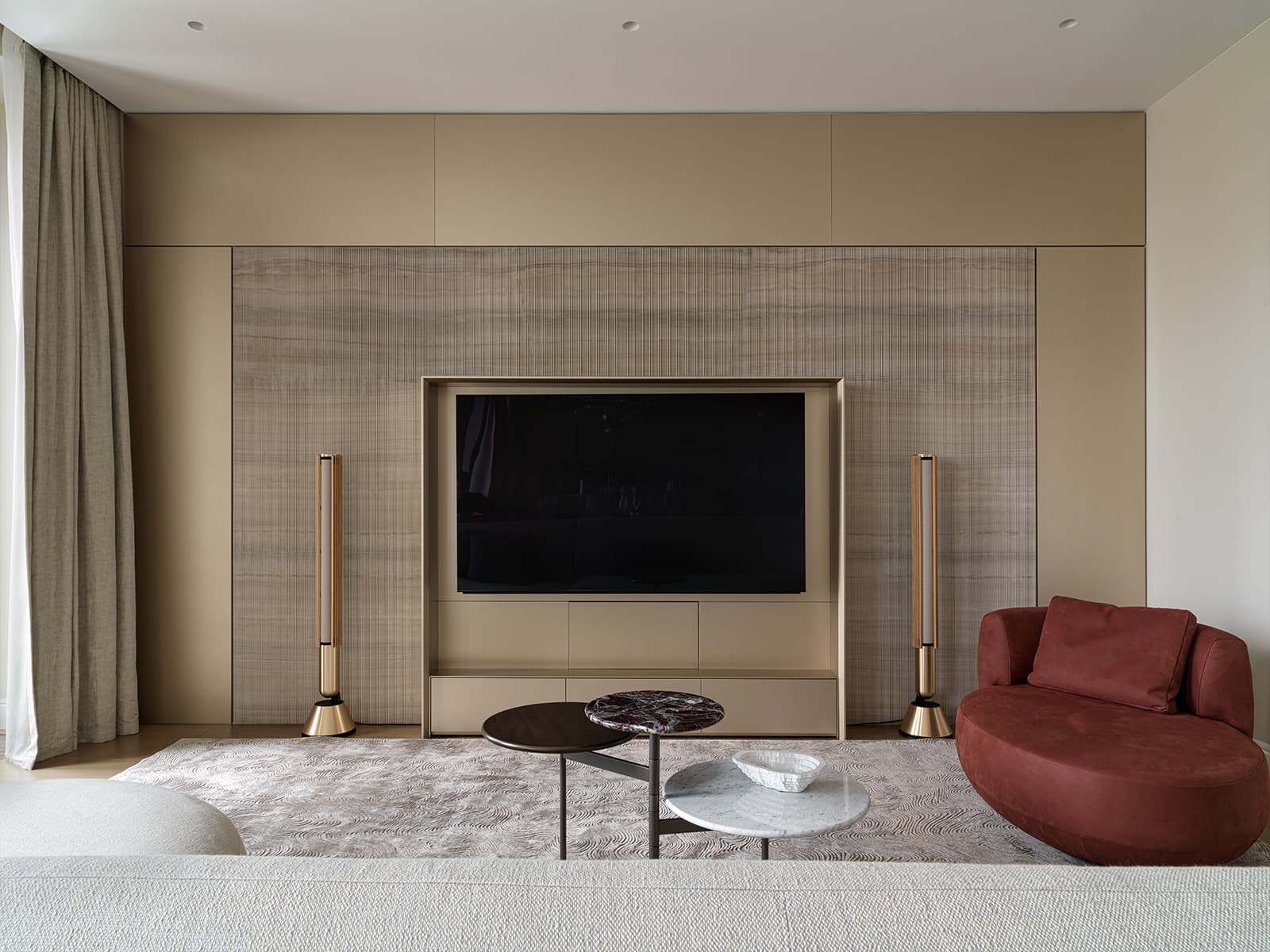 «Тихая роскошь» и декоративные порталы из камня в парадном интерьере квартиры — проект студии VFORM