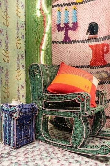 Дельфина Денереаз оформила праздничные витрины Hermès в Шанхае