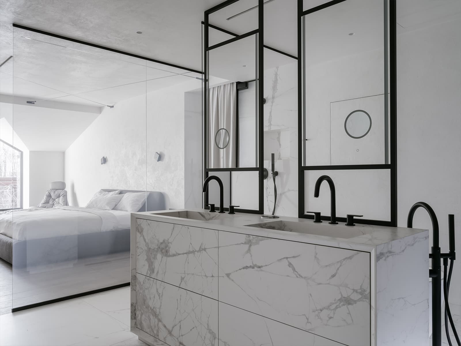 Графичные перегородки, камин и молотый камень в интерьере семейного загородного дома — проект Юлии Истратовой