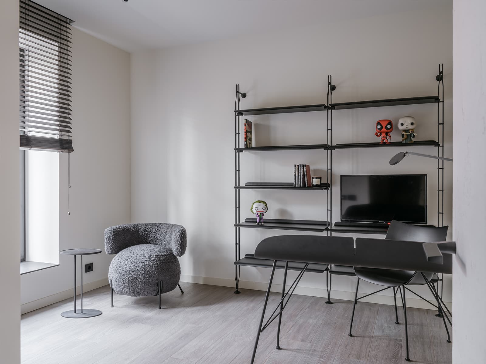 Графичные перегородки, камин и молотый камень в интерьере семейного загородного дома — проект Юлии Истратовой