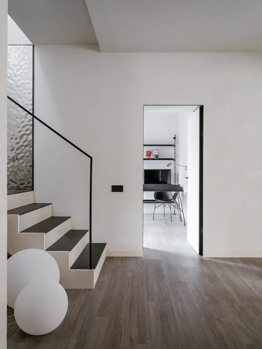 Графичные перегородки, камин и молотый камень в интерьере семейного загородного дома — проект Юлии Истратовой