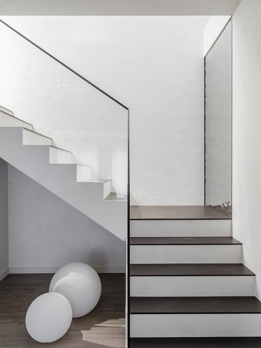 Графичные перегородки, камин и молотый камень в интерьере семейного загородного дома — проект Юлии Истратовой