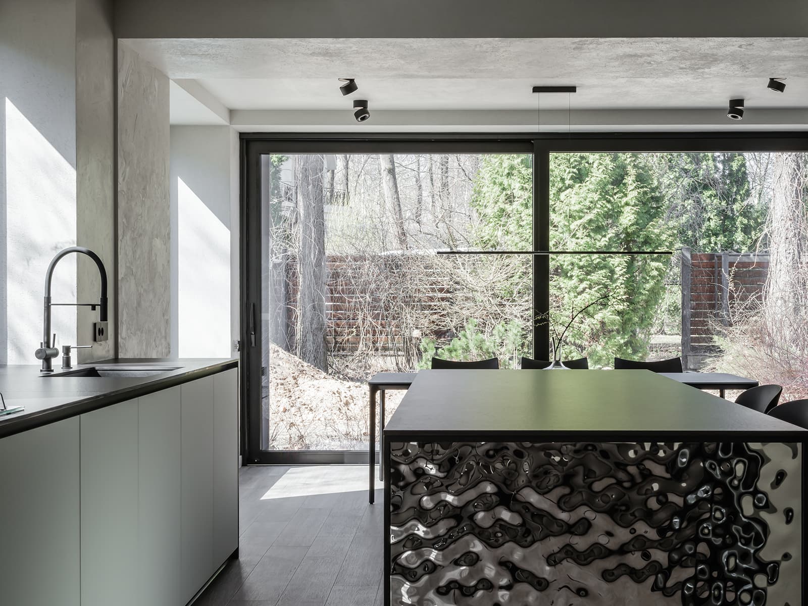 Графичные перегородки, камин и молотый камень в интерьере семейного загородного дома — проект Юлии Истратовой