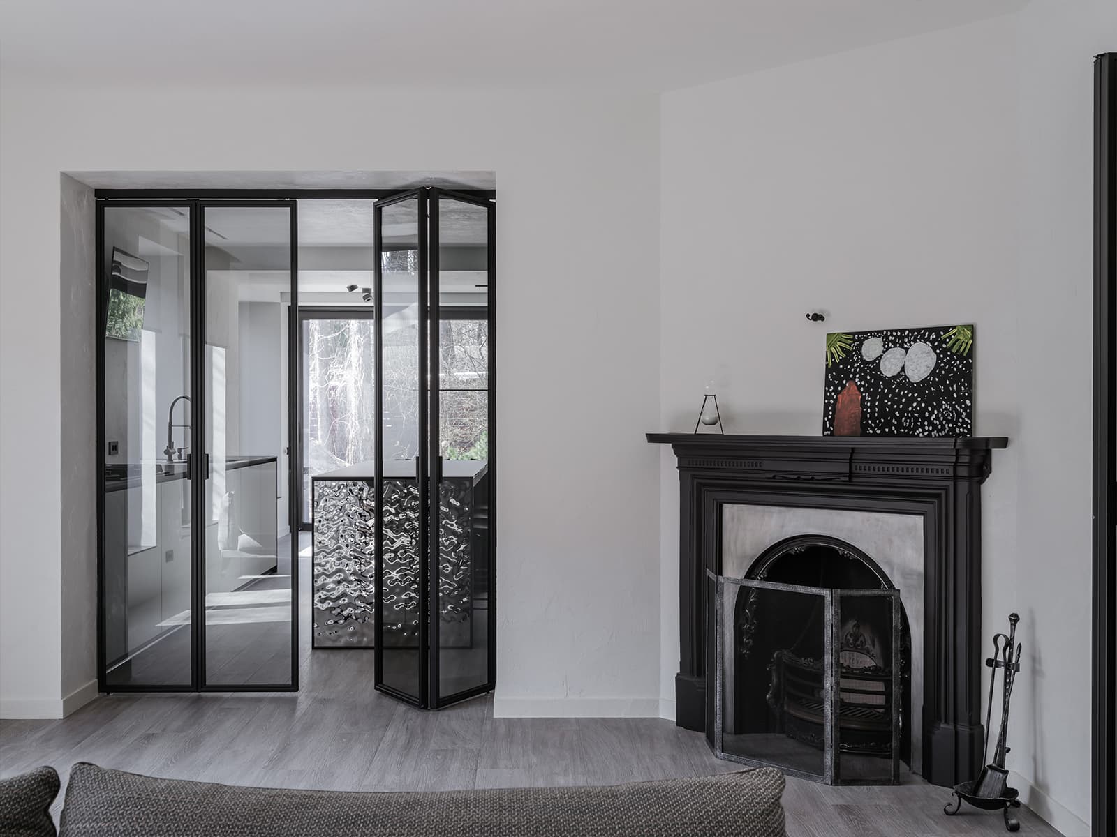 Графичные перегородки, камин и молотый камень в интерьере семейного загородного дома — проект Юлии Истратовой