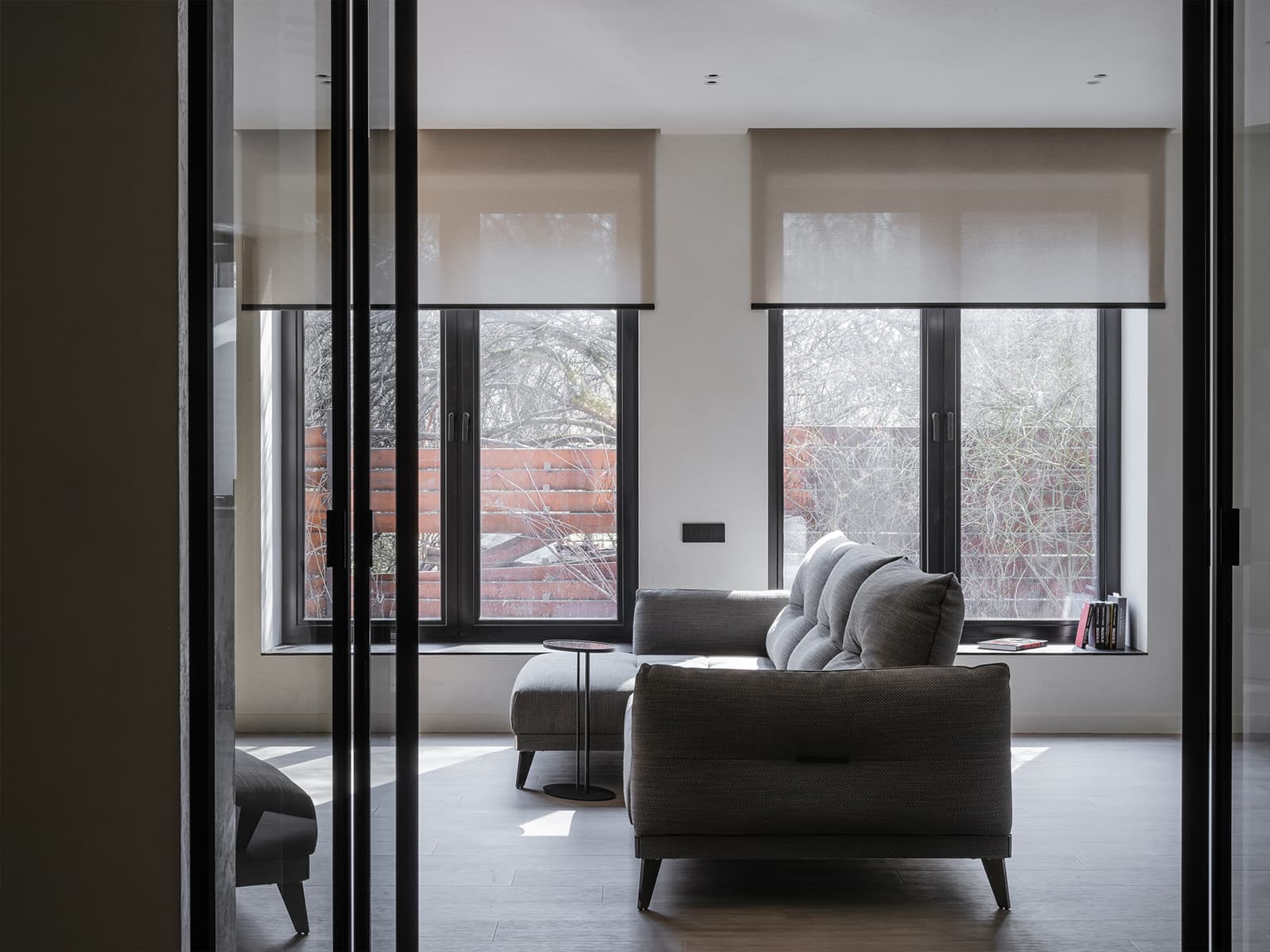 Графичные перегородки, камин и молотый камень в интерьере семейного загородного дома — проект Юлии Истратовой