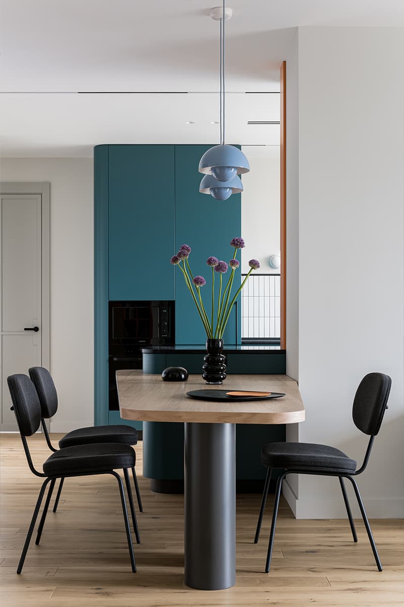 Смелые сочетания цветов в интерьере квартиры для творческой девушки — проект студии Mediana Interiors