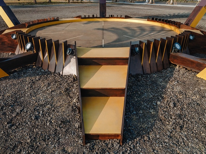 Чэн-Цзун Фэн переосмыслил форму огненного дерева в инсталляции