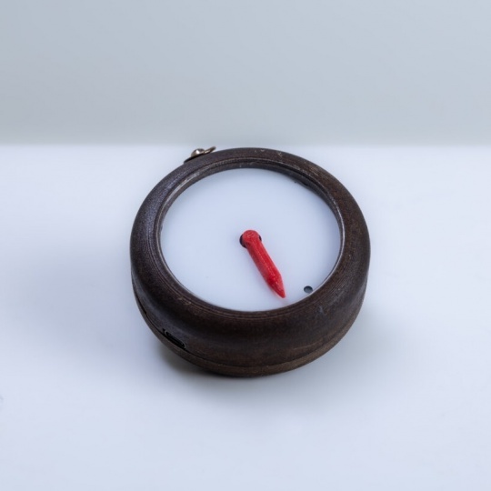 Компания Aumens представила простой компас для людей с деменцией