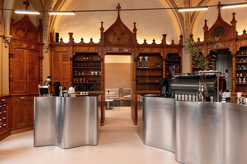 Архитекторы из Румынии спроектировали кофейню в бывшей аптеке