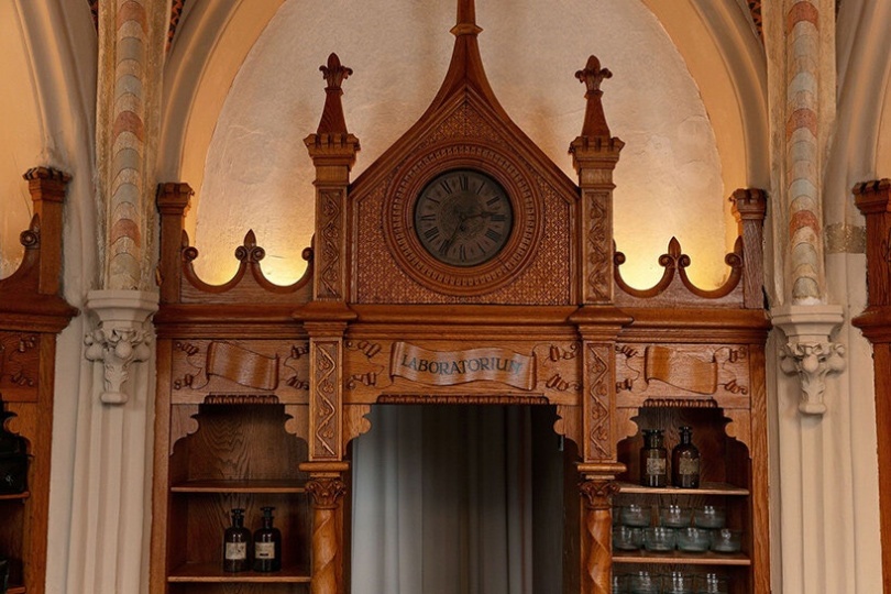 Архитекторы из Румынии спроектировали кофейню в бывшей аптеке