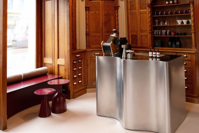 Архитекторы из Румынии спроектировали кофейню в бывшей аптеке