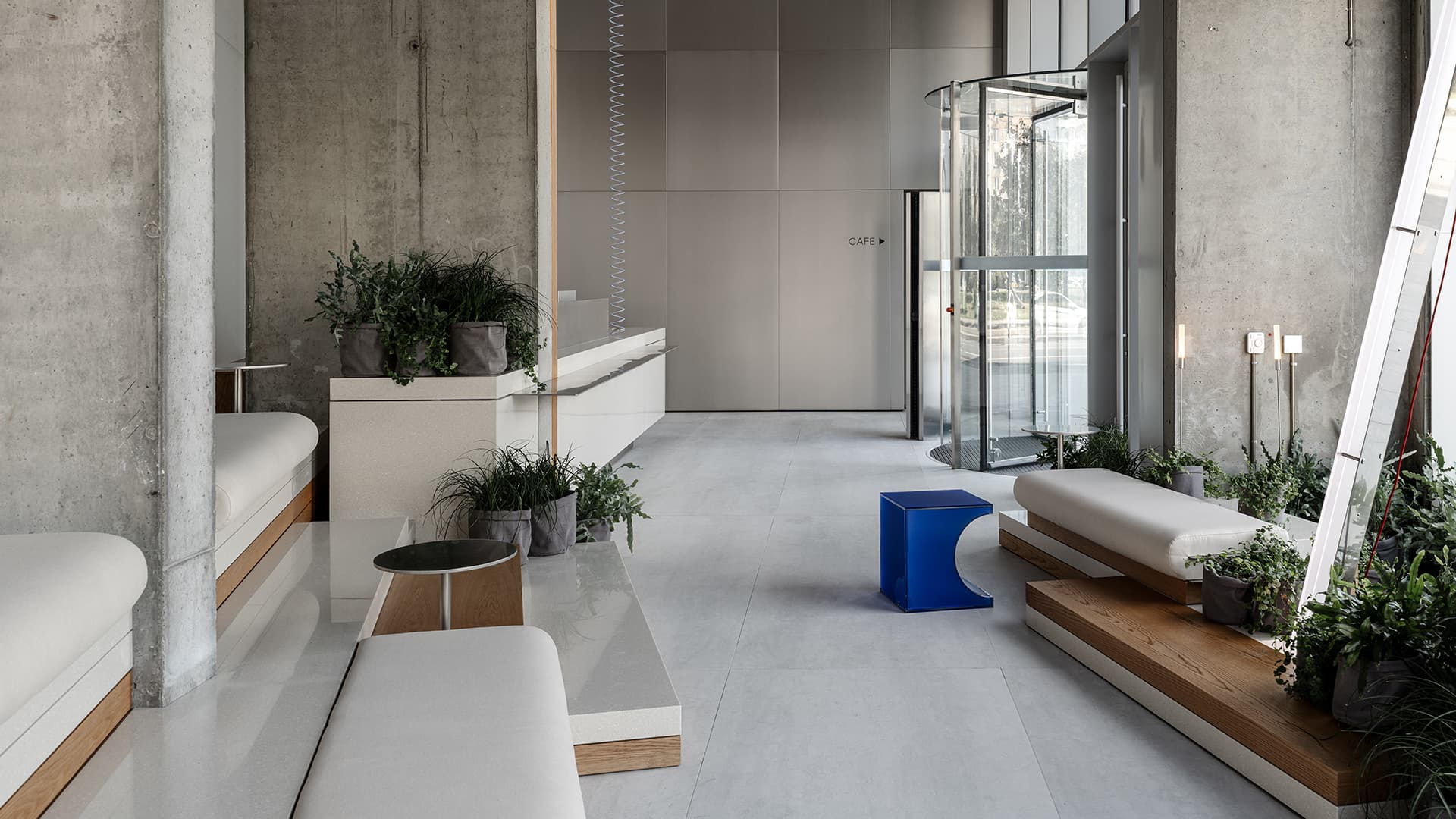 Холодные голубые оттенки, бетон и дерево в интерьере клубного дома — проект DA bureau