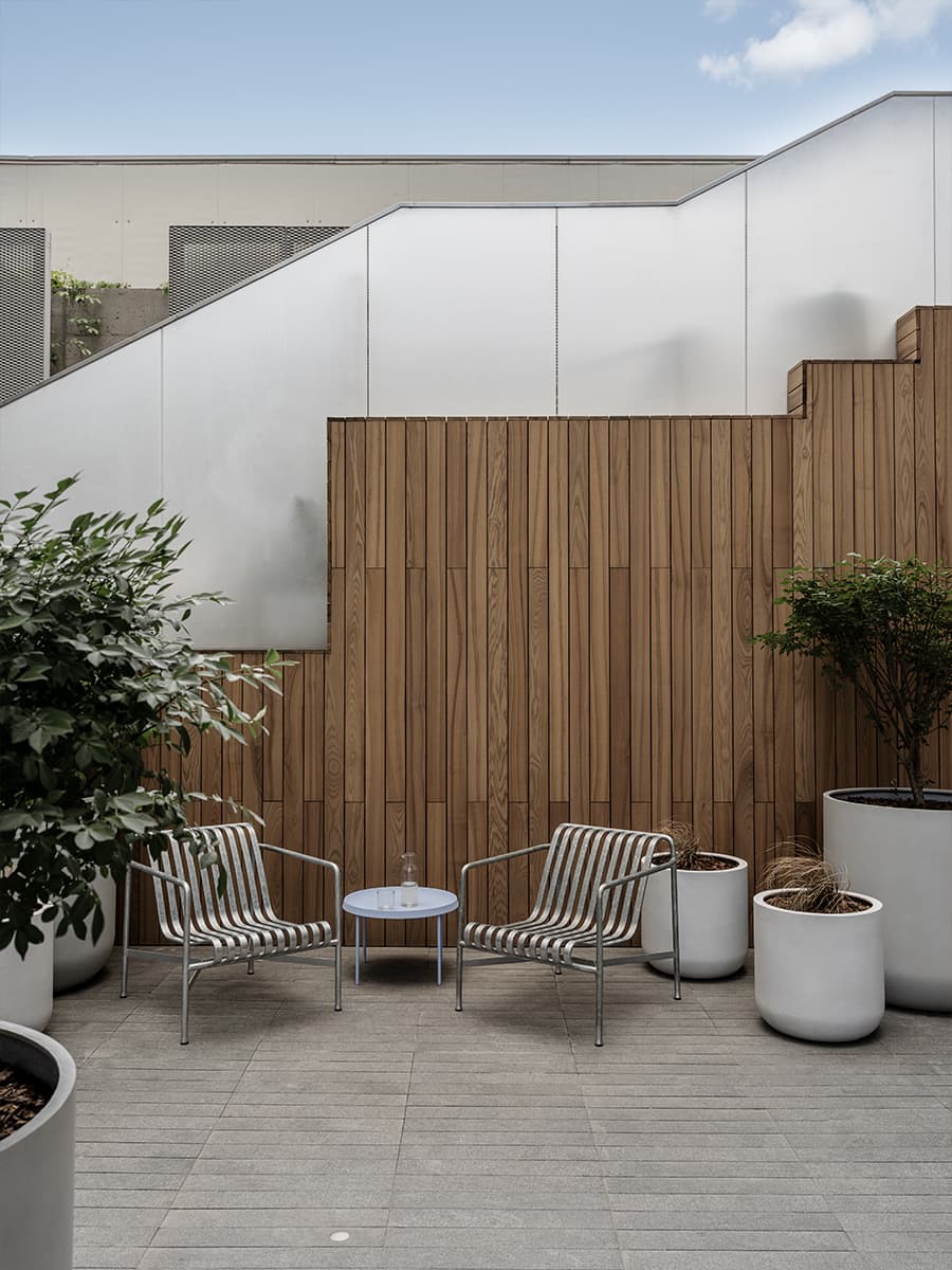 Холодные голубые оттенки, бетон и дерево в интерьере клубного дома — проект DA bureau