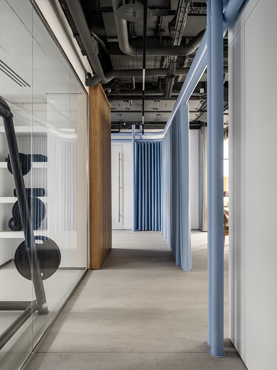 Холодные голубые оттенки, бетон и дерево в интерьере клубного дома — проект DA bureau