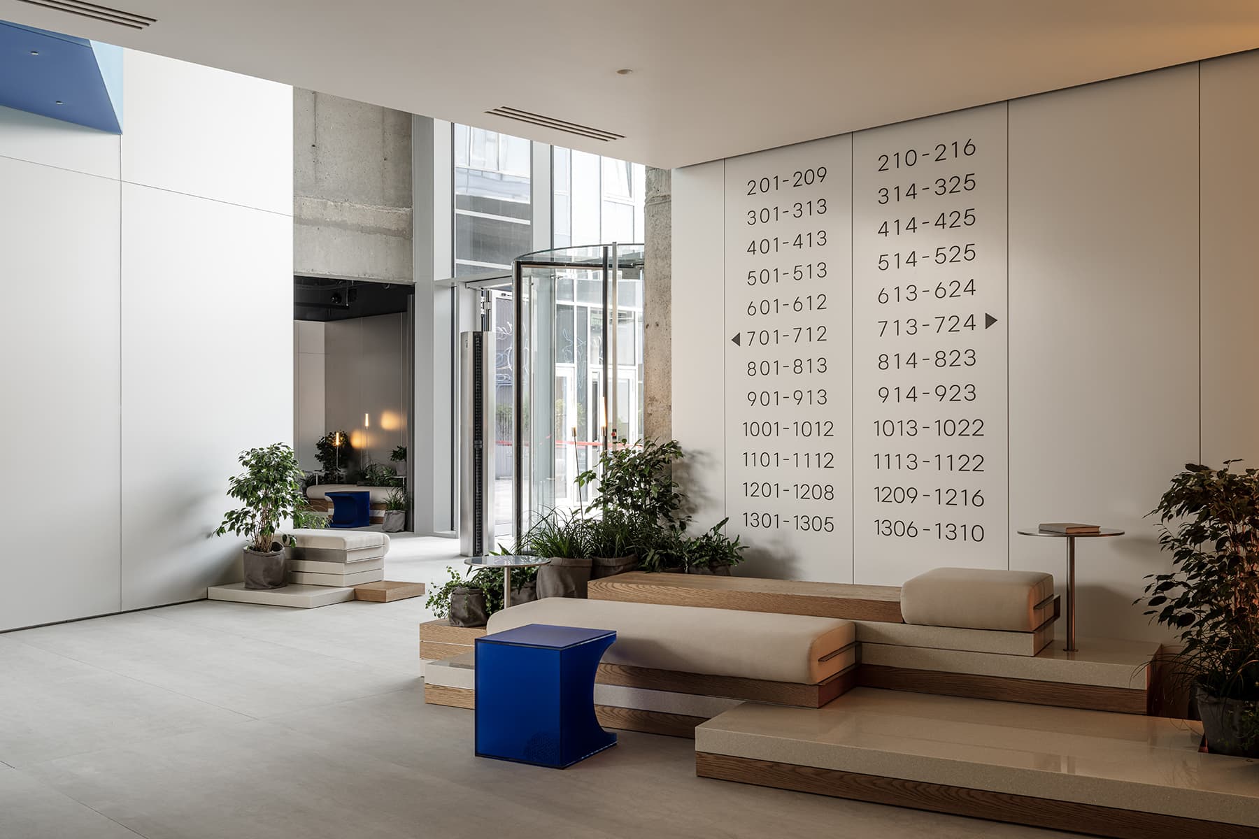 Холодные голубые оттенки, бетон и дерево в интерьере клубного дома — проект DA bureau