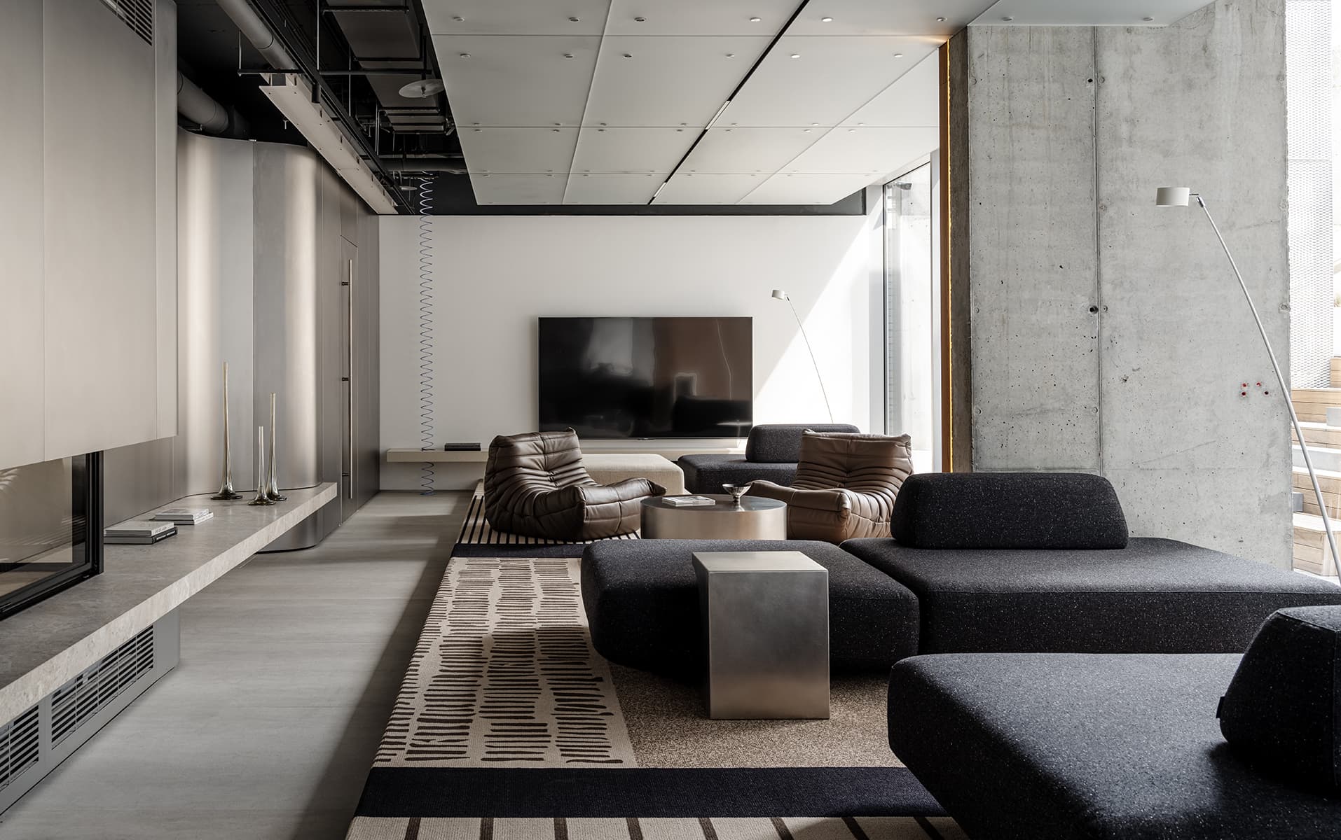 Холодные голубые оттенки, бетон и дерево в интерьере клубного дома — проект DA bureau