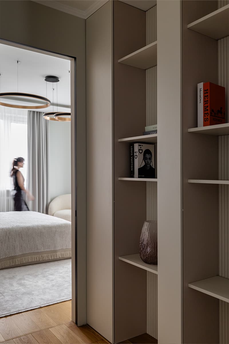 Изящные контрасты и отреставрированная мебель в интерьере семейной квартиры — проект Poisk Bureau