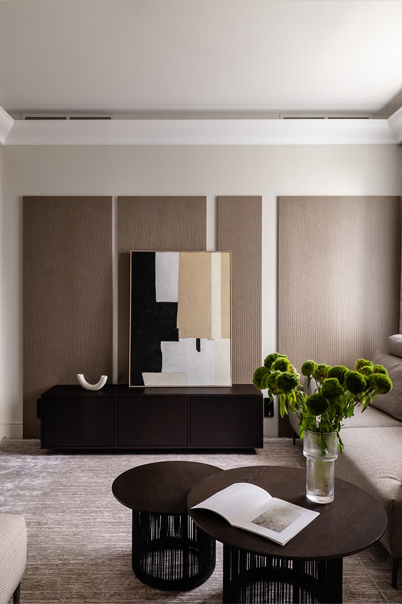 Изящные контрасты и отреставрированная мебель в интерьере семейной квартиры — проект Poisk Bureau