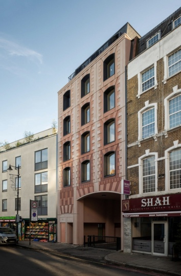 Bureau de Change оформила фасад дома панелями из переработанного кирпича