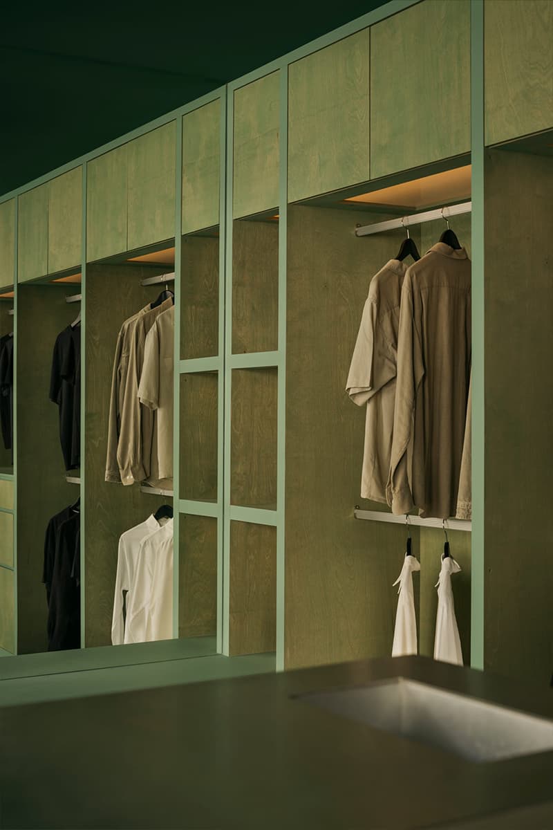 Зеленый мрамор, фанера и нержавеющая сталь в интерьере квартиры дизайнера — проект студии Ascend Design