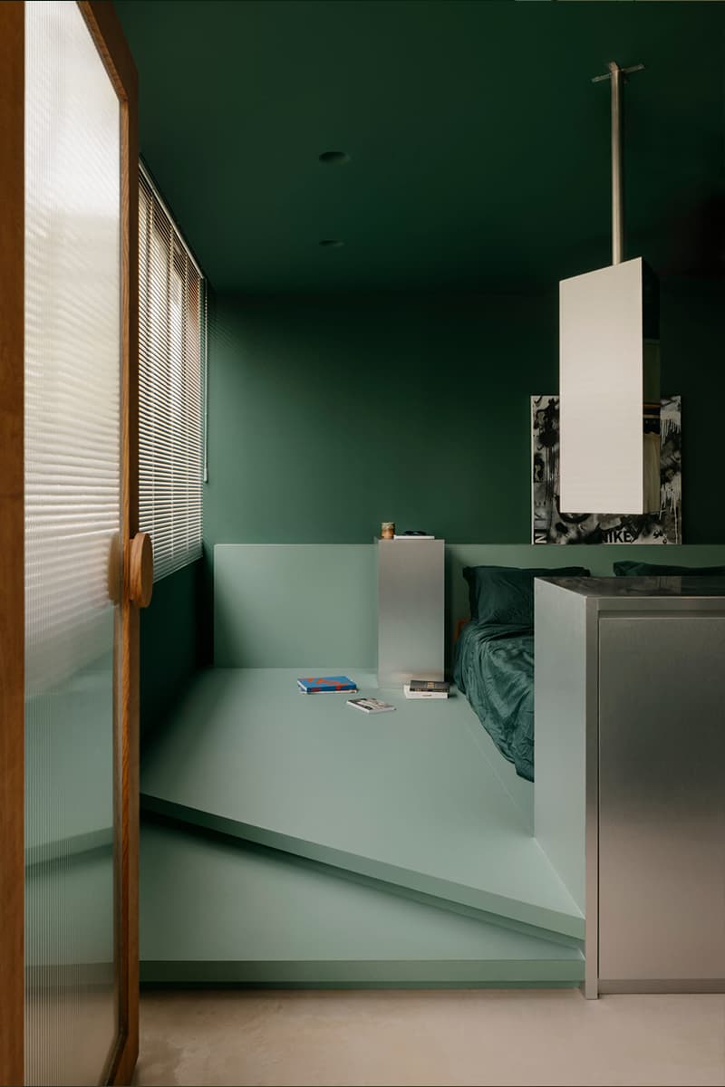 Зеленый мрамор, фанера и нержавеющая сталь в интерьере квартиры дизайнера — проект студии Ascend Design