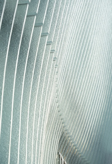 В Пекине открылся магазин Tiffany & Co с необычным фасадом из матового стекла