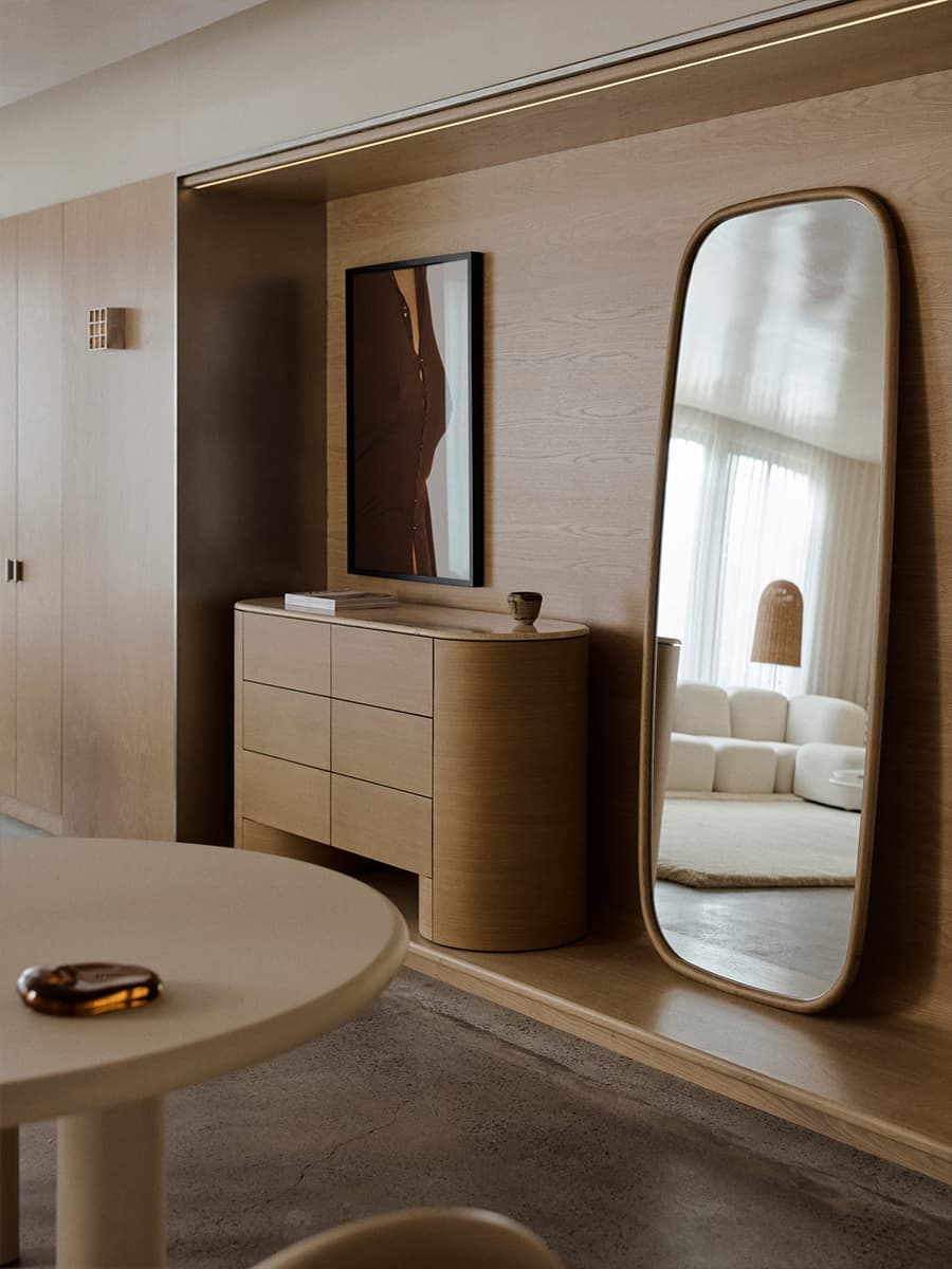 Четырехметровая пальма и лестница из стеклоблоков в интерьере австралийского шоурума — проект Ellison Studios