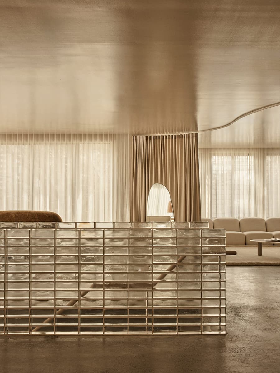 Четырехметровая пальма и лестница из стеклоблоков в интерьере австралийского шоурума — проект Ellison Studios