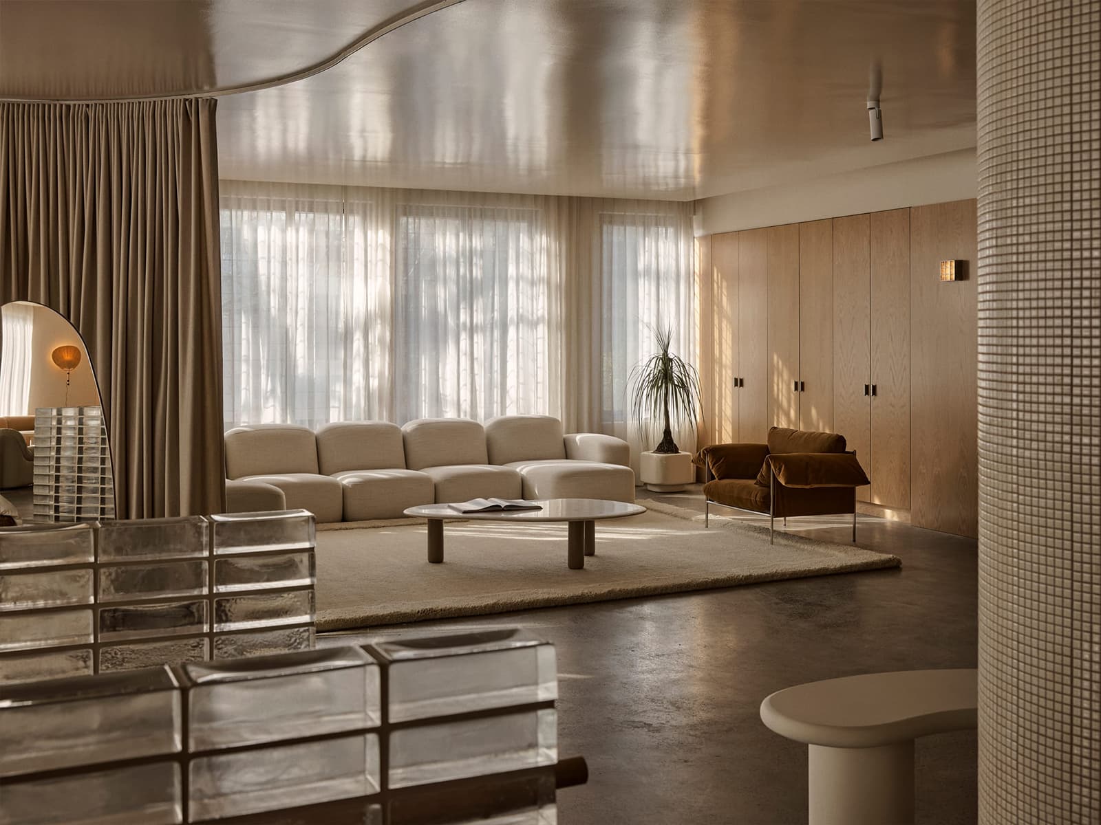 Четырехметровая пальма и лестница из стеклоблоков в интерьере австралийского шоурума — проект Ellison Studios