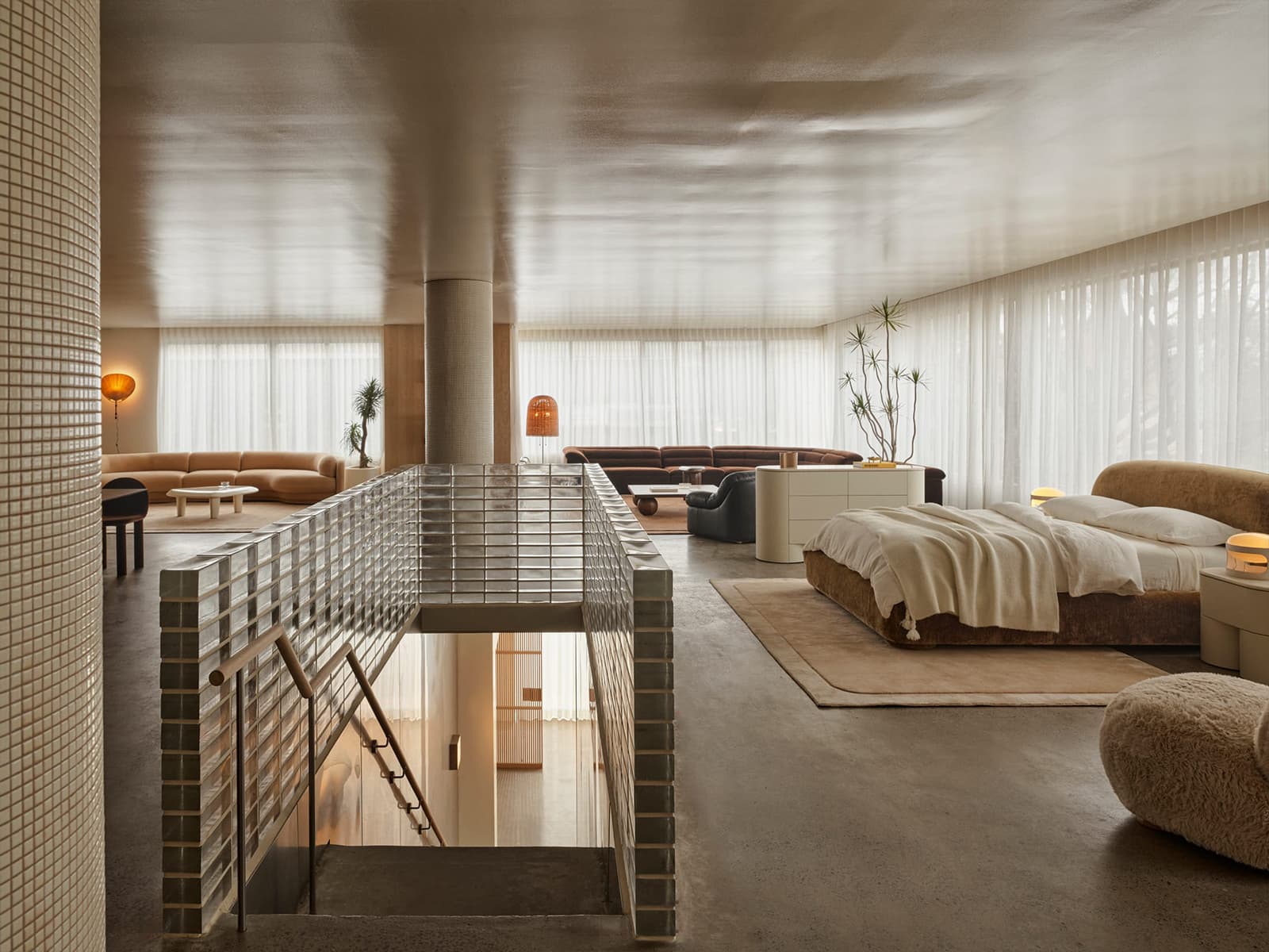 Четырехметровая пальма и лестница из стеклоблоков в интерьере австралийского шоурума — проект Ellison Studios