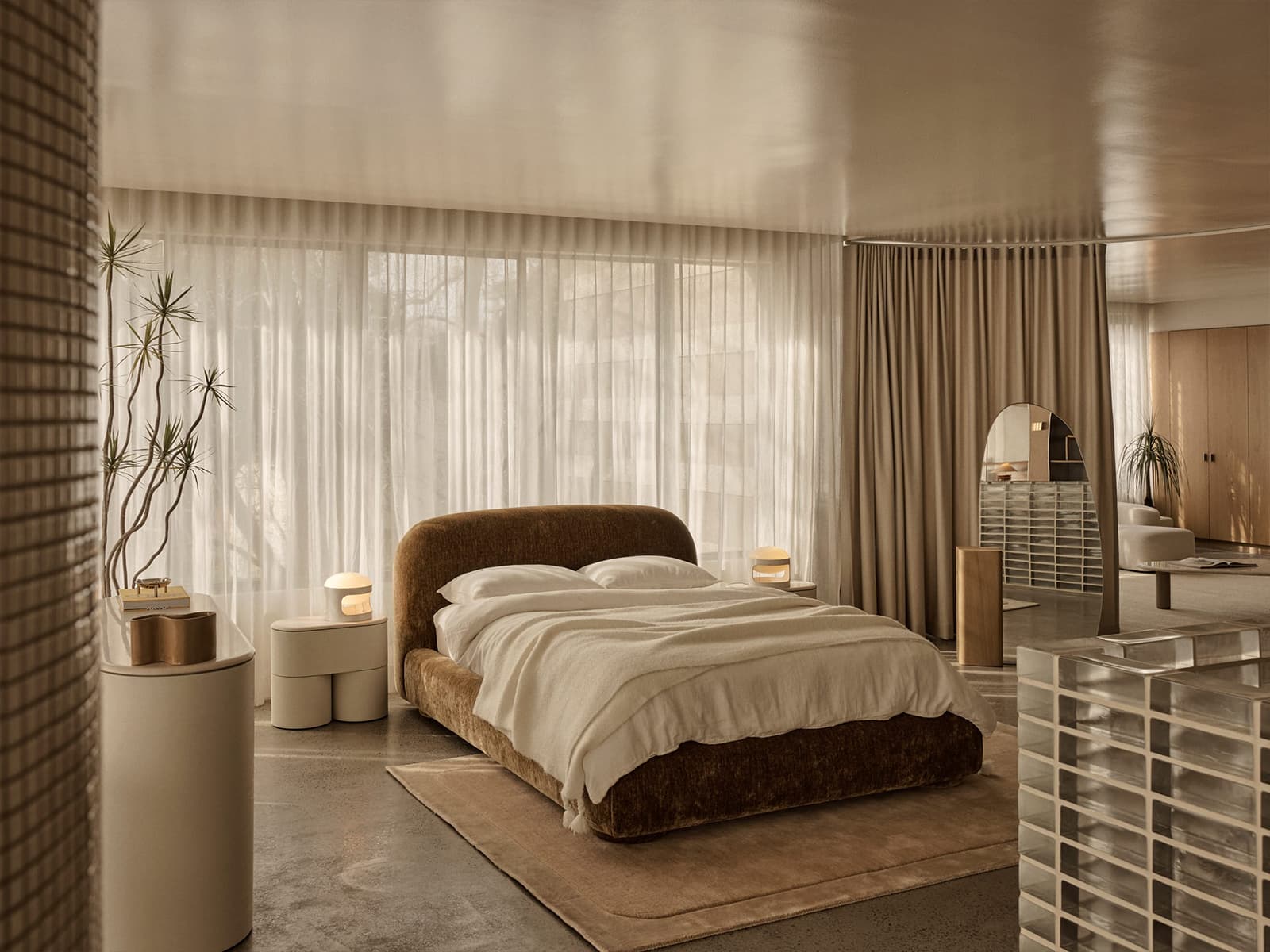 Четырехметровая пальма и лестница из стеклоблоков в интерьере австралийского шоурума — проект Ellison Studios