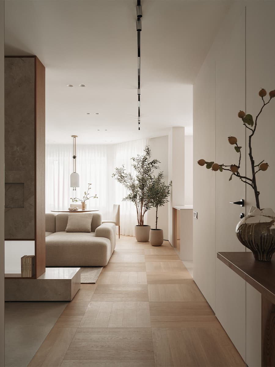 Четырехметровая пальма и лестница из стеклоблоков в интерьере австралийского шоурума — проект Ellison Studios