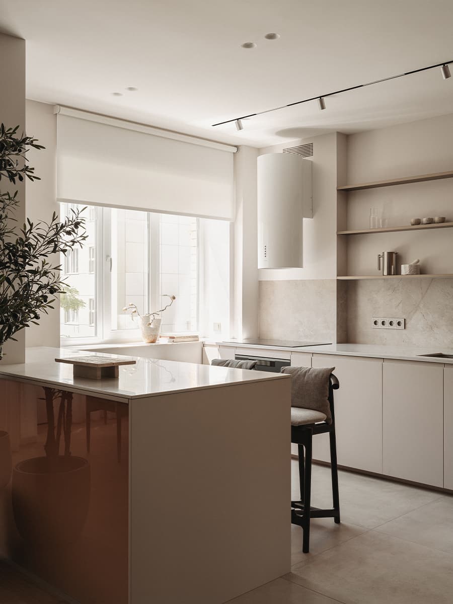 Четырехметровая пальма и лестница из стеклоблоков в интерьере австралийского шоурума — проект Ellison Studios